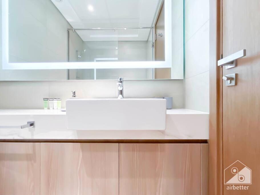 Apartment Elegant & Spacious 1bedroom With Balcony Dubai