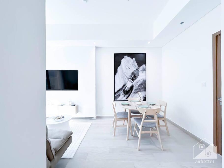 Apartment Elegant & Spacious 1bedroom With Balcony Dubai